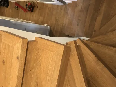 Instalación de suelo de madera natural en Dos Hermanas