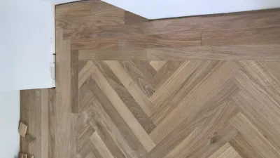Instalación de suelo de madera natural en Dos Hermanas