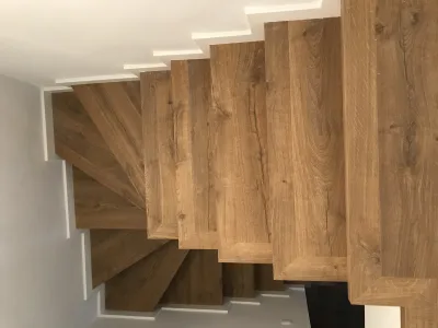 Instalación de suelo de madera natural en Dos Hermanas