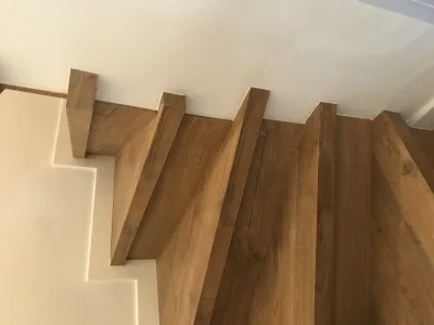 Instalación de suelo de madera natural en Dos Hermanas