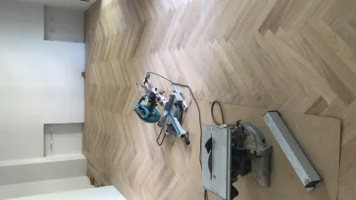 Instalación de suelo de madera natural en Dos Hermanas