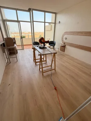 Instalación de suelo de madera natural en Elche