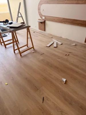 Instalación de suelo de madera natural en Elche