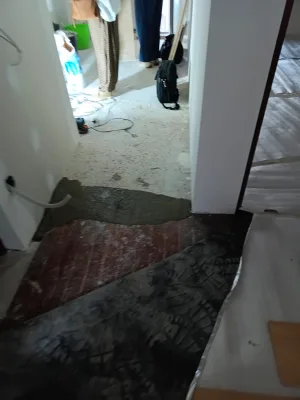 Instalación de suelo de madera natural en Pamplona