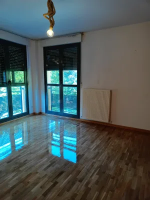Instalación de suelo de madera natural en Pamplona
