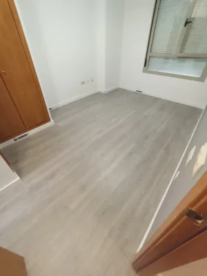 Instalación de suelo de madera natural en Aldaia