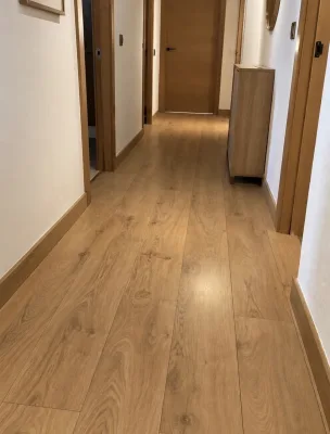 Instalación de suelo de madera natural en Badajoz