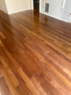 Instalación de suelo de madera natural en Viladecans