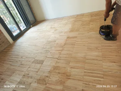 Instalación de suelo de madera natural en Viladecans